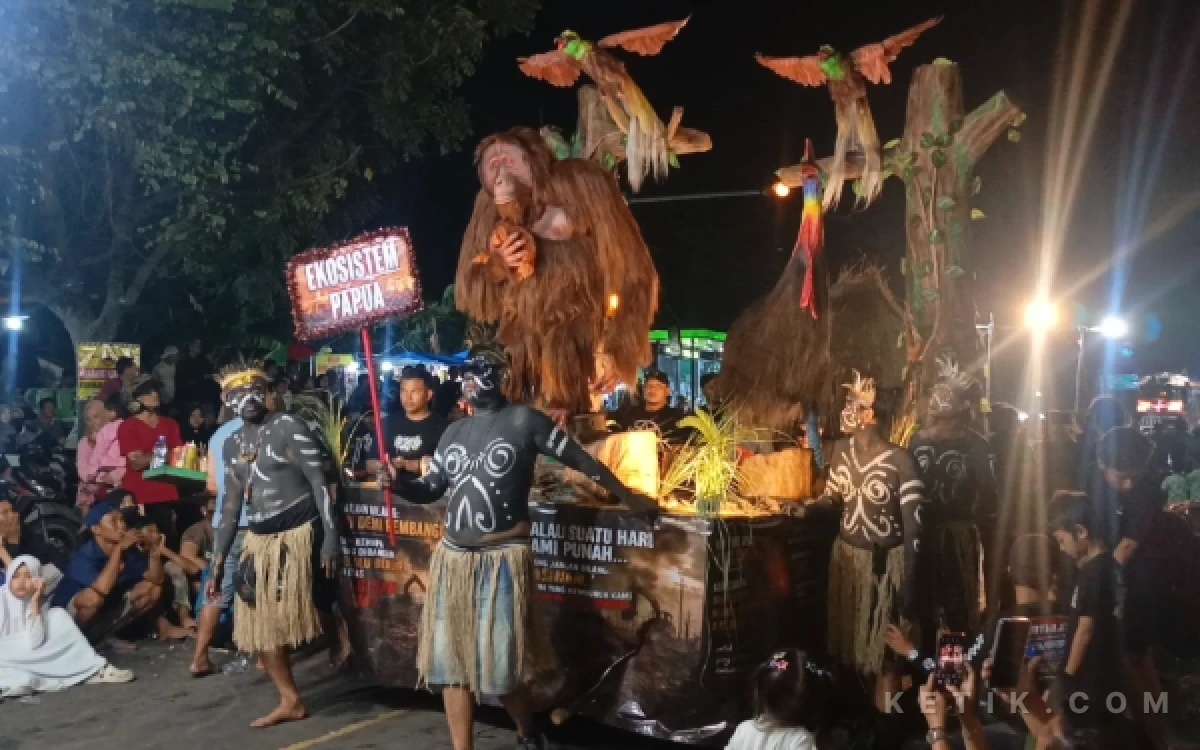 Thumbnail Berita - Sembayat Bamboo Carnival 2026 Meriahkan HUT Ke-81 RI, Puluhan Ribu Orang Padati Jalan Daendels Manyar Gresik