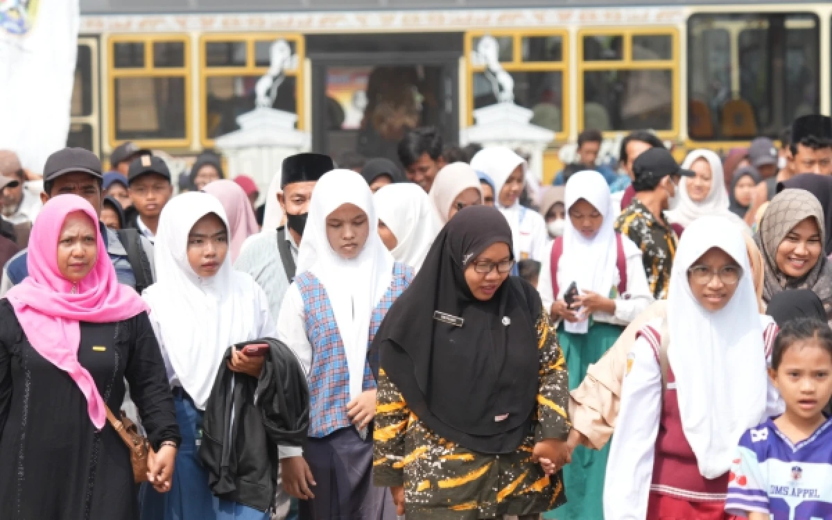 Foto Siswa Sekolah Rakyat Terintegrasi 1 Kabupaten Tuban diantarkan orang tuanya, Kamis 30 Juli 2026 (Foto:Ahmad Istihar/Ketik.com)
