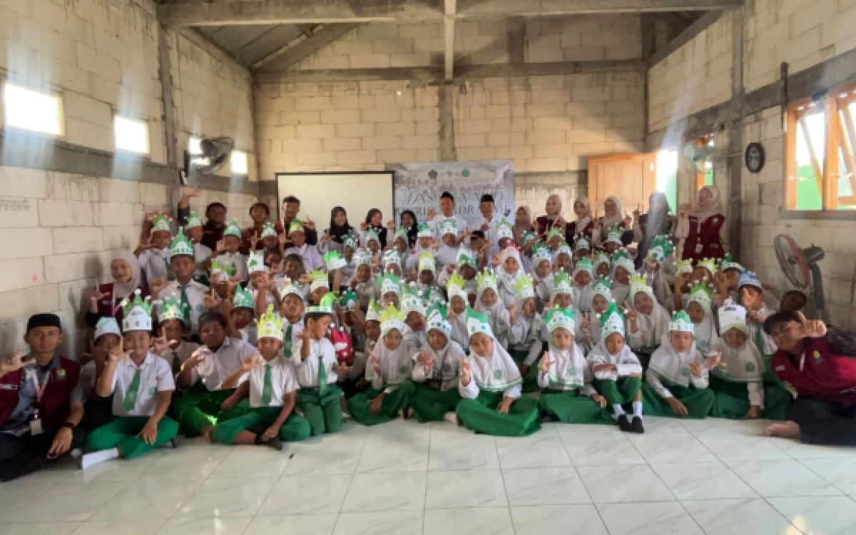 Thumbnail Berita - Tanamkan PHBS Sejak Dini, Mahasiswa KKN UINSA Edukasi Siswa MI Thoriqotus Salam