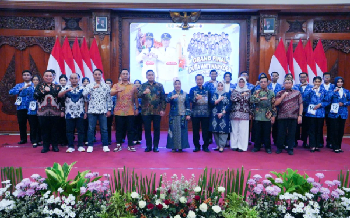 Foto Wali Kota Mojokerto Ning Ita dan Kepala BNN Kota Mojokerto AKBP Damar Bastiar Amarapit bersama duta anti narkoba Kota Mojokerto (foto : sholahudin/ ketik. com)