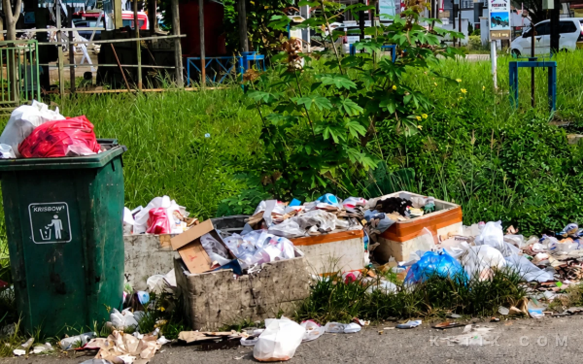 Thumbnail Berita - Jalan Tgk Alian Blangpidie Jadi Titik Buang Sampah, Warga Desak DLH Abdya Bertindak