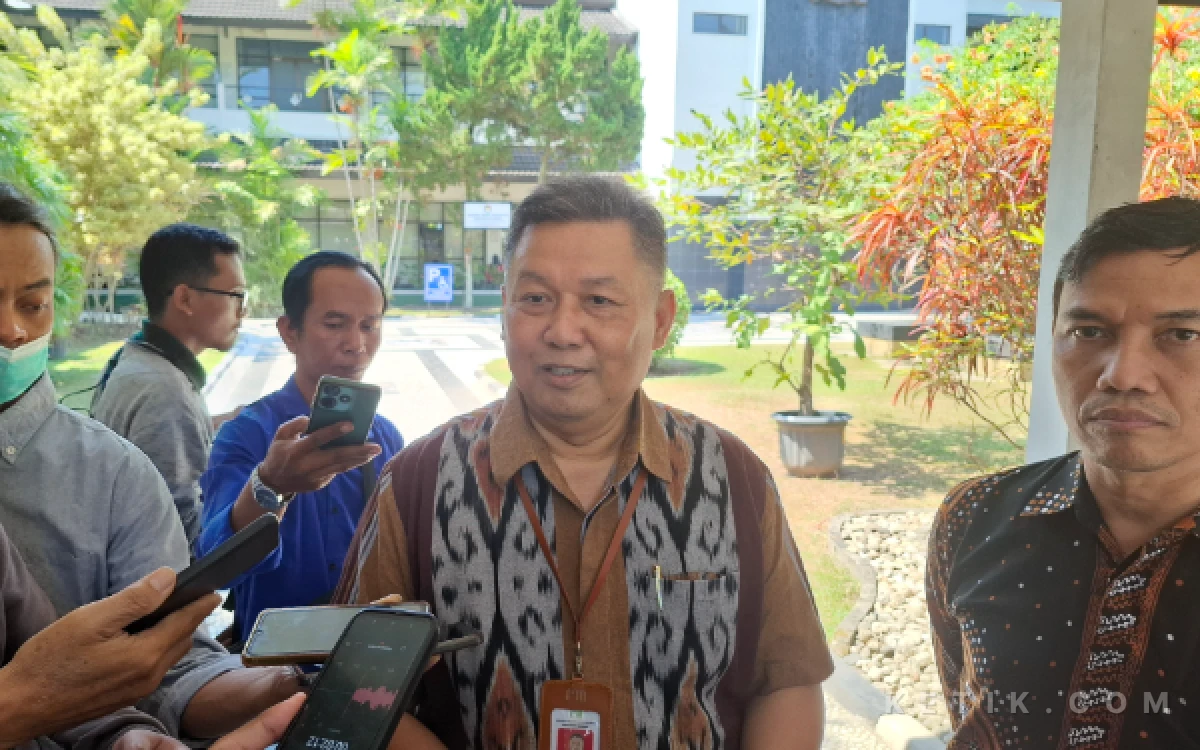 Foto Ketua Forum TJSP Kabupaten Sleman yang juga Direktur Utama PUDAM Tirta Sembada, Edy Nugroho (tengah), usai acara Gebyar TJSP Merdeka Tahun 2026 di Pendopo Parasamya Kabupaten Sleman. Edy menyampaikan komitmen Forum TJSP untuk terus mengawal penyaluran bantuan CSR berbasis data dan tepat sasaran. (Foto: Fajar R/Ketik.com)
