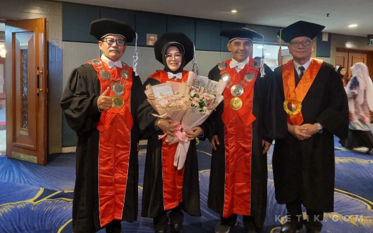 Foto Profesor Riset BRIN Istiana Hermawati saat mengabadikan momen pengukuhannya di Jakarta, Kamis 21 Mei 2026. Lewat riset longitudinalnya, ia mendorong reformasi penanggulangan kemiskinan yang tidak hanya bertumpu pada indikator pendapatan semata, melainkan melalui pendekatan multidimensi dan pemberdayaan komunitas rentan. (Foto: Agus for Ketik.com)