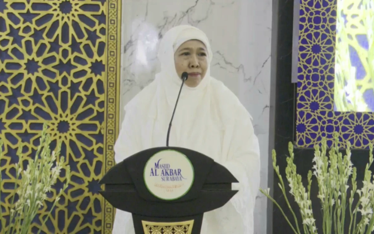 Thumbnail Berita - Salat Iduladha di Masjid Al Akbar Surabaya, Gubernur Jatim Khofifah Indar Parawansa Doakan Jemaah Haji