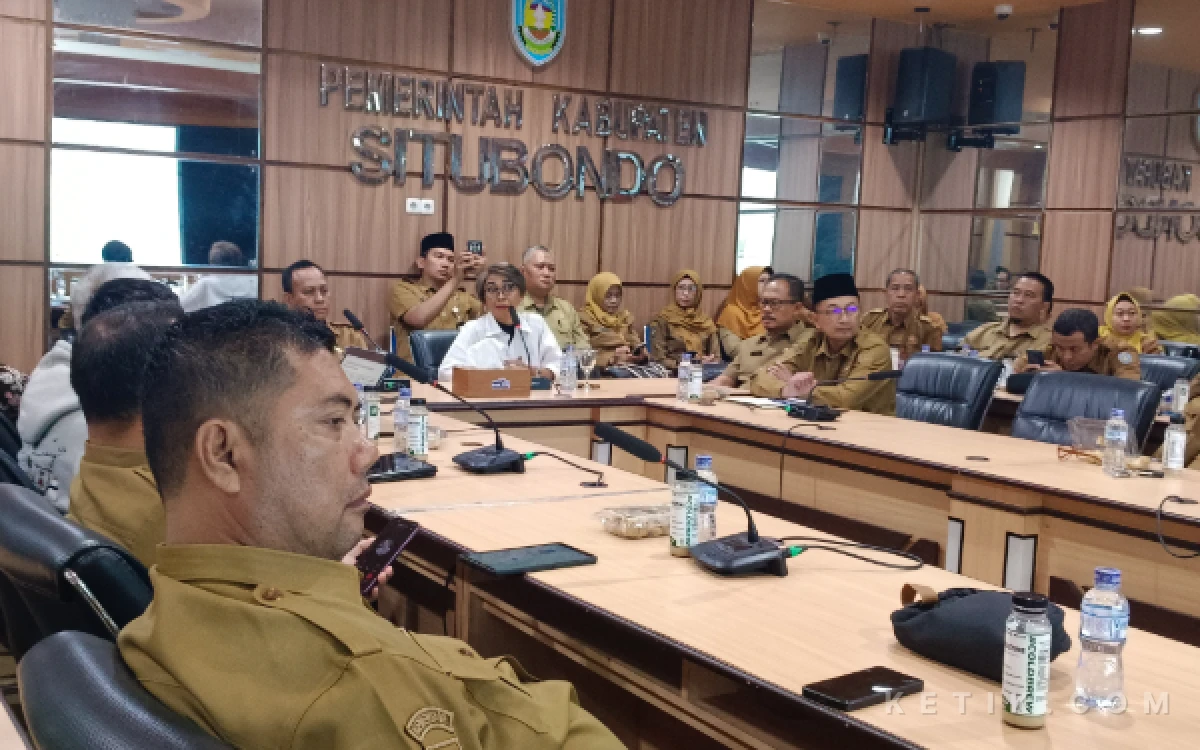Thumbnail Berita - Artis Legendaris Trie Utami Paparkan Gagasan Ekspedisi 1.000 Kilometer Panarukan–Anyer di Forum Selasaan Situbondo