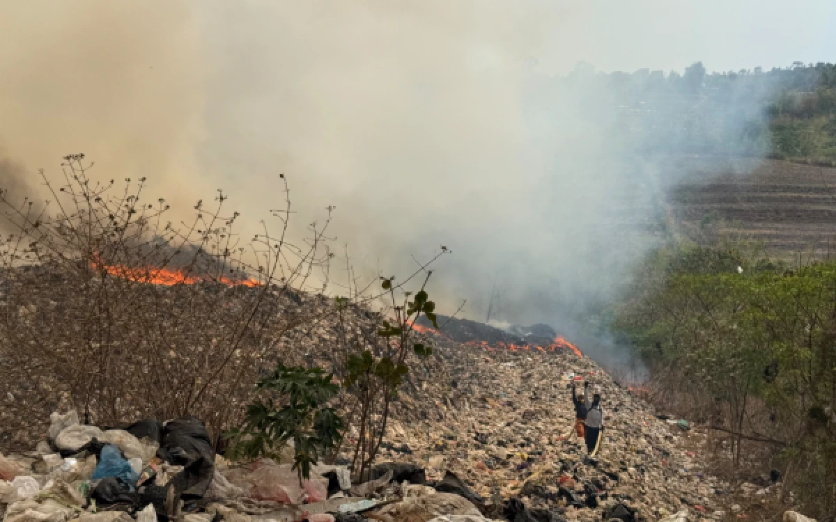 Thumbnail Berita - Kondisi Terkini Kebakaran TPA Supit Urang Malang, Petugas Fokus Padamkan 70 Titik Api Tersisa