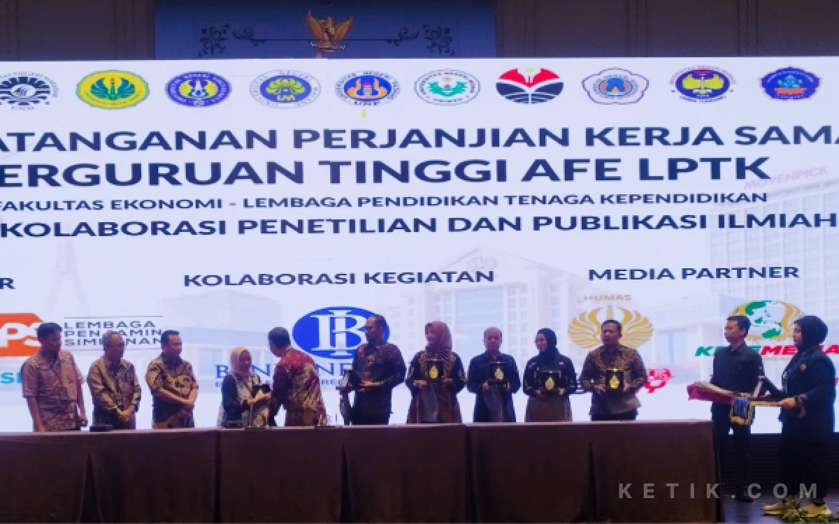 Foto Di akhir acara antar 12 perguruan tinggi saling melakukan kerjasama dan berbagi cendramata. (Foto : Sutejo Rc/ketik.com)
