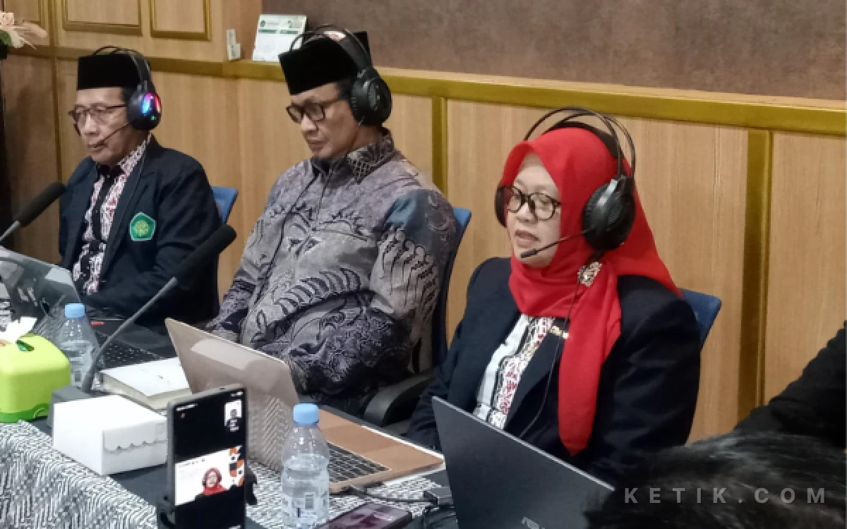 Foto Dekan Fakultas Syariah UIN Maulana Malik Ibrahim Malang, Prof. Dr. Hj. Umi Sumbulah memberikan sambutan tentang pentingnya kolaborasi lintas negara dalam memajukan keilmuan hukum Islam di acara ICOLESS ke-9. (Foto: Aliyah/Ketik.com)