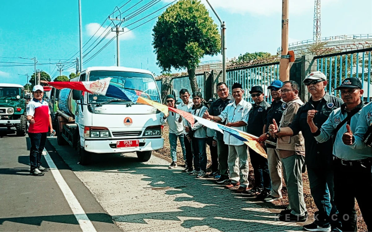 Foto Pelepasan Bantuan Air Bersih oleh Kepala Pelaksana BPBD Cilacap. (Foto: Nani Eko/Ketik.com)