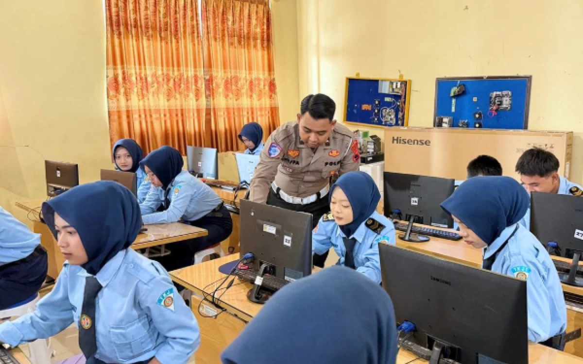 Thumbnail Berita - Polres Tegal Kota Edukasi Pelajar SMK Astrindo Soal AI, Dorong Penggunaan Bijak dan Etis