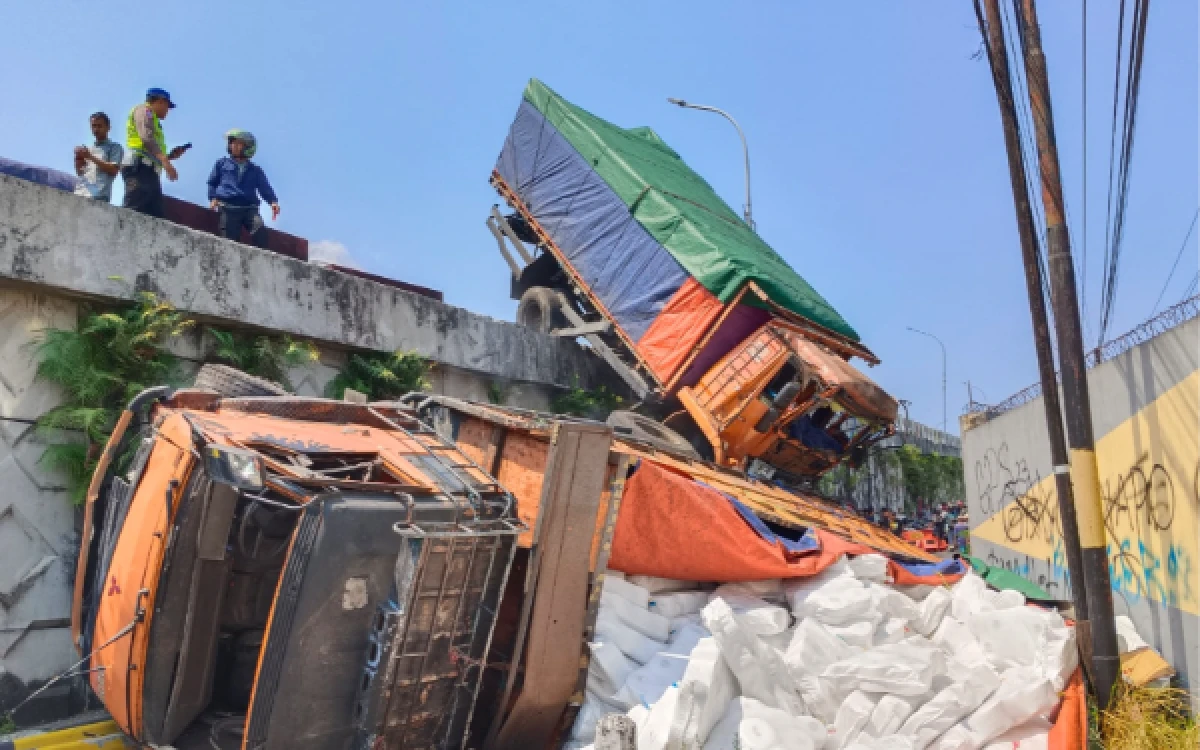 Thumbnail Berita - Truk Diduga Rem Blong Terjun dari Flyover Kretek Brebes, Tabrak Truk Lain hingga Robohkan Pembatas Beton