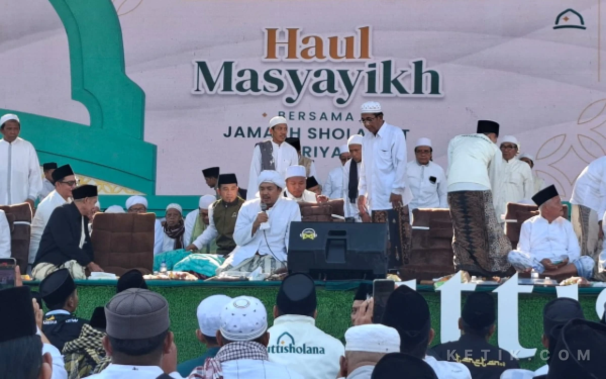Thumbnail Berita - Kiai Kharismatik dan Ratusan Ribu Jemaah Haul Masyayikh Nusantara, Doakan Indonesia dari Situbondo