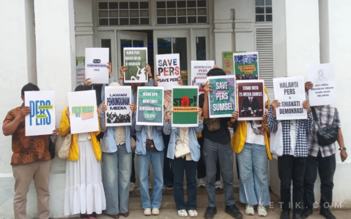 Thumbnail Berita - Puluhan Mahasiswa Kawal Sidang Gugatan 25 Media, Tegaskan Pers Tak Boleh Dibungkam