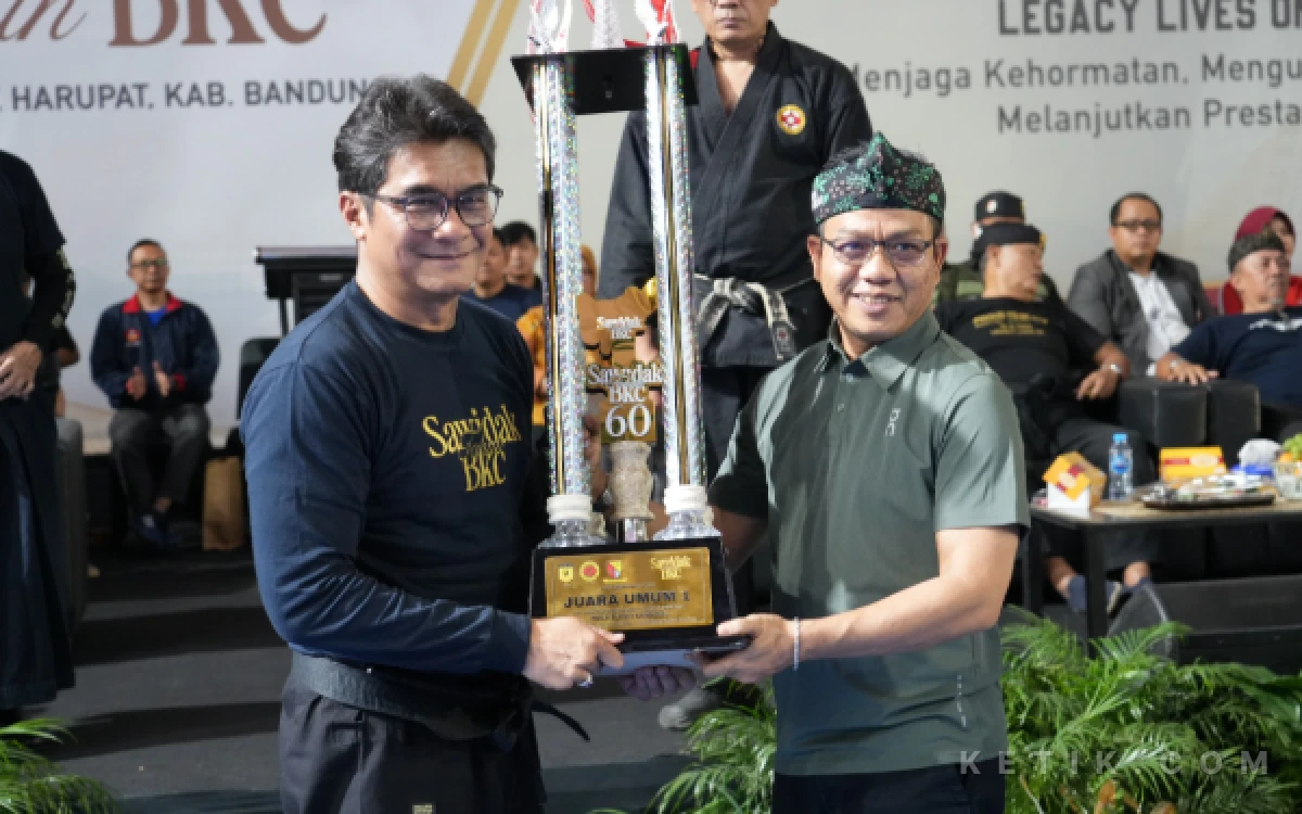 Thumbnail Berita - Serahkan Trofi Juara Umum BKC Open Tournament, Bupati Bandung Apresiasi Konsistensi BKC Selama 6 Dekade