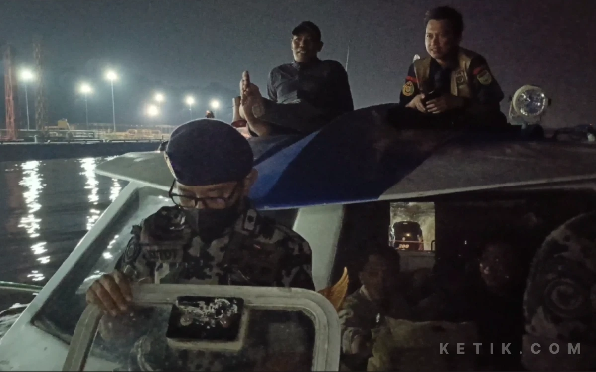 Foto Tim Satwas SDKP Palembang melakukan patroli malam di perairan Sungai Musi guna menindak praktik illegal fishing yang menggunakan alat tangkap terlarang, Kamis 4 Juni 2026.(Foto: M Nanda/Ketik.com)