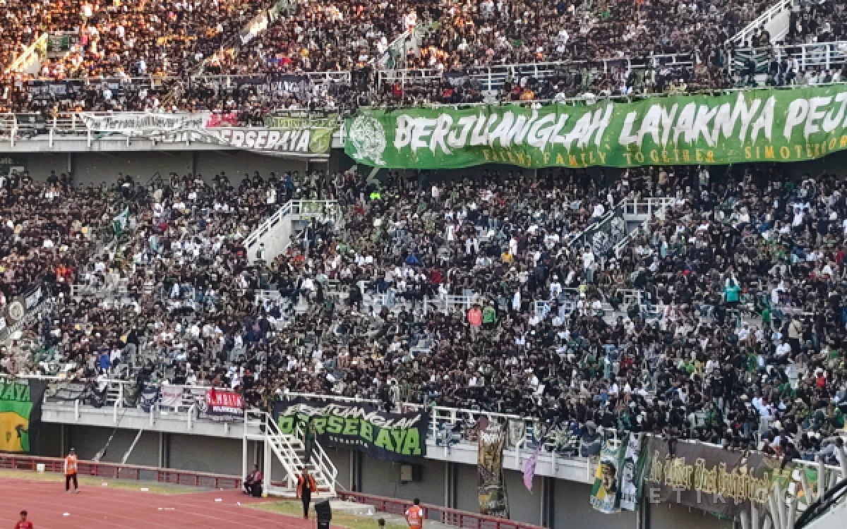 Thumbnail Berita - One Minute Silence Laga Persebaya vs PSS, Doakan Suporter BCS Kecelakaan ke Surabaya