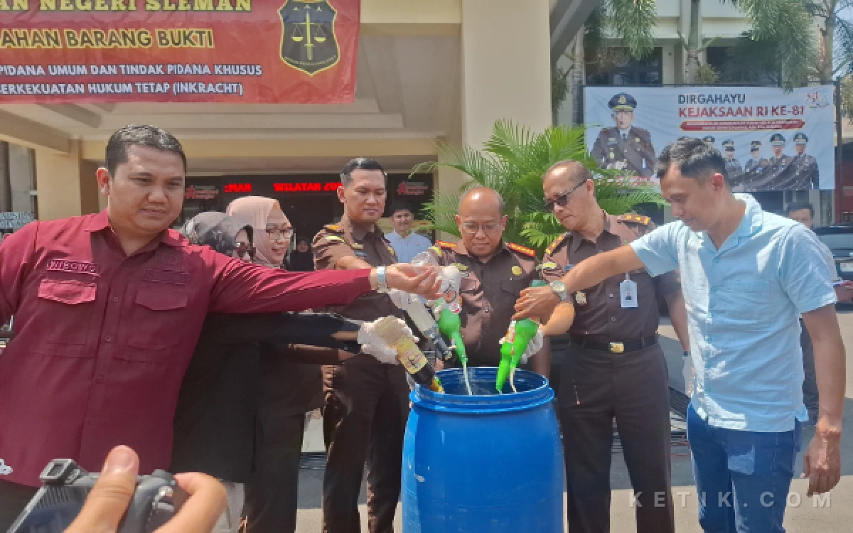 Foto Kajari Sleman Dr Dinar Kripsiaji, SH MH bersama jajaran dan perwakilan wartawan memusnahkan barang bukti ratusan botol minuman keras ilegal dengan menuangkannya ke dalam drum penampungan. (Foto: Fajar R/Ketik.com)