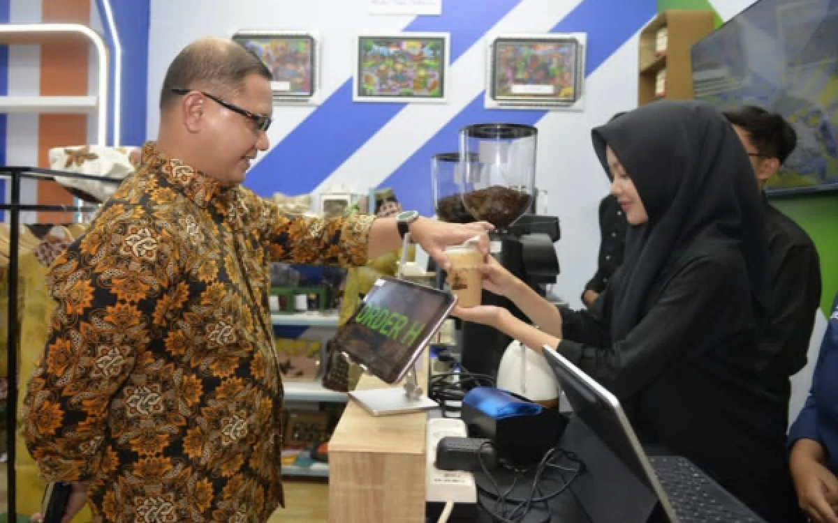 Thumbnail Berita - Diapresiasi Aries Agung Paewai, Dinas Pendidikan Tampilkan Karya dan Program Unggulan di Jatim Fest 2026