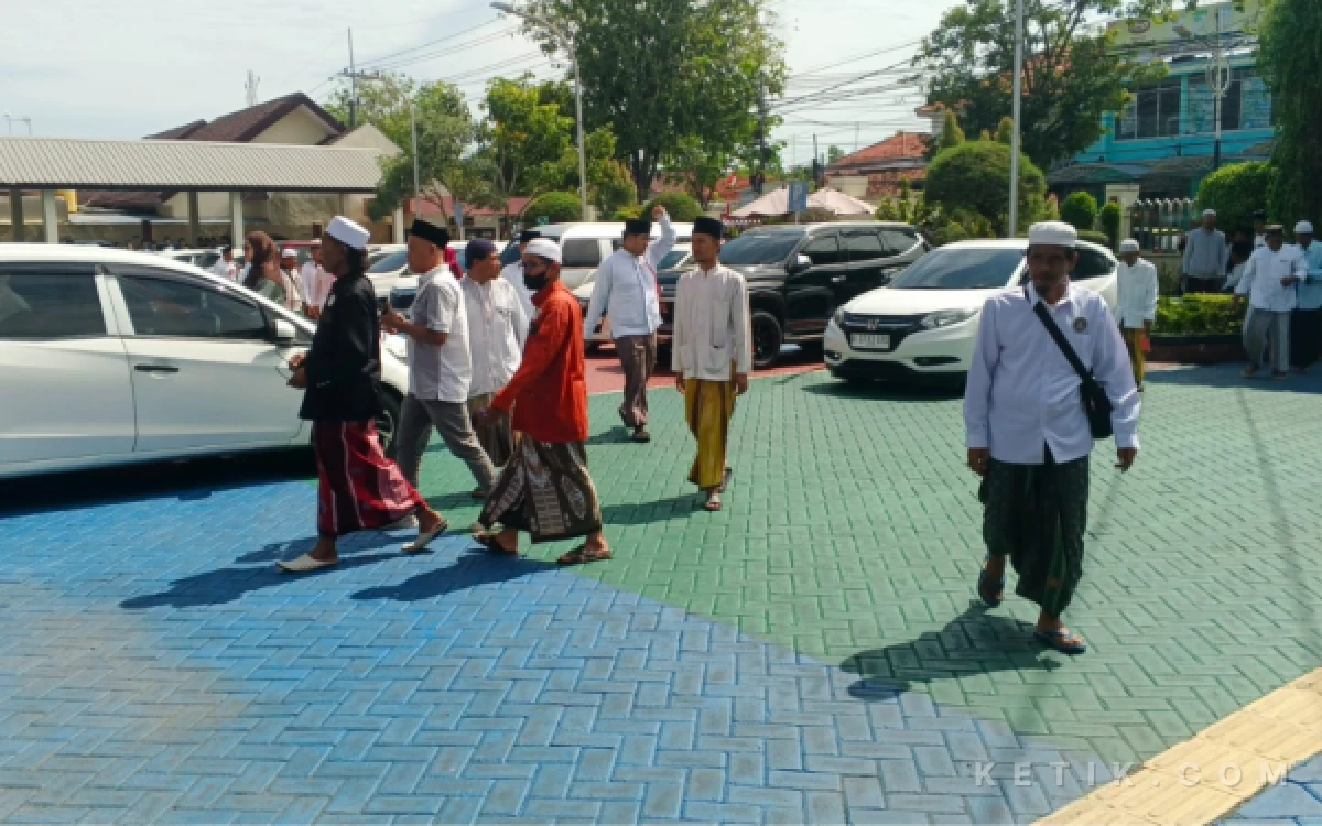 Thumbnail Berita - Sulit Cari Keadilan di Sampang, Guru Korban Penganiayaan Minta Atensi Presiden dan Kapolri