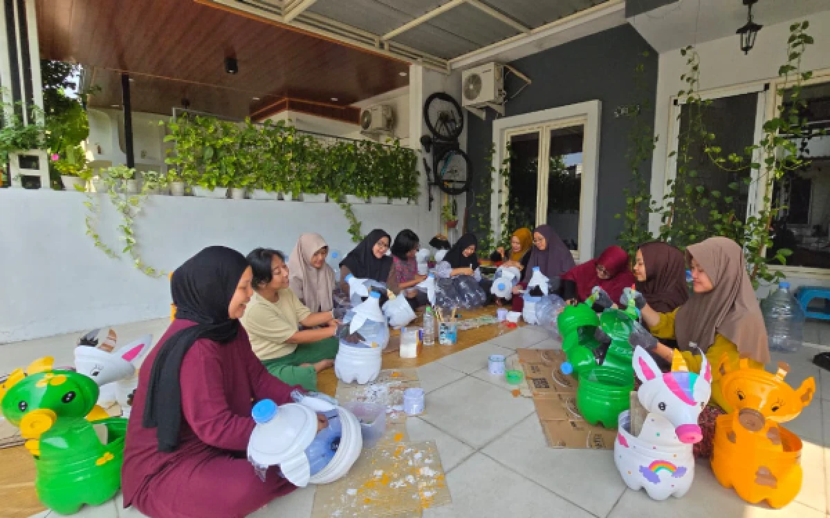 Thumbnail Berita - Ketika Galon Bekas Berubah Jadi Unicorn dan Dinosaurus, Warga Taman Dhika Sidoarjo Raup Jutaan Rupiah untuk Kas RT