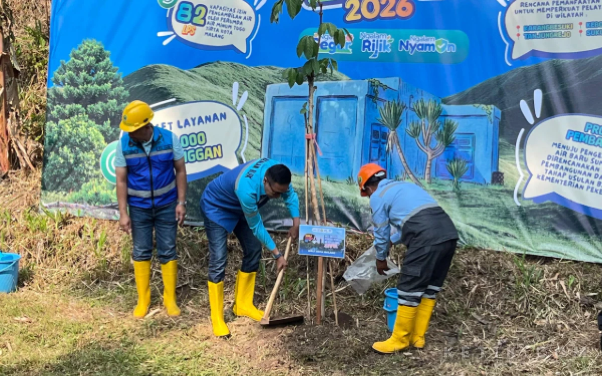 Thumbnail Berita - Lindungi Sumber Air Merjosari, Wali Kota Malang Turun Tangan Tanam Pohon di World Clean Up Day 2026