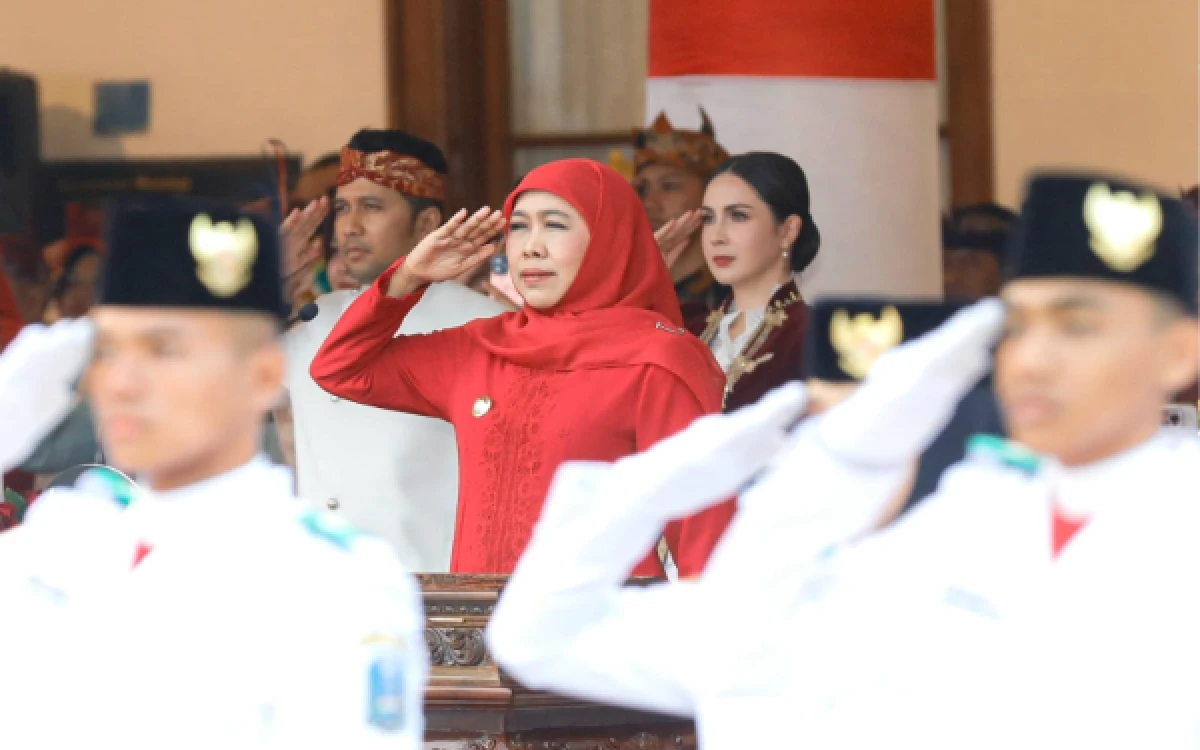 Thumbnail Berita - Ribuan Masyarakat Antusias Saksikan Upacara Bendera di Grahadi, Khofifah Sampaikan Apresiasi