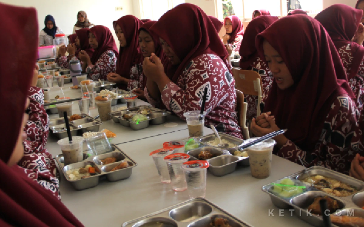 Foto Para murid Sekolah Rakyat Terintegrasi 8 Jombang saat berdoa sebelum makan siang, 18 Juni 2026. (Foto: Rahmat Rifadin/Ketik.com)