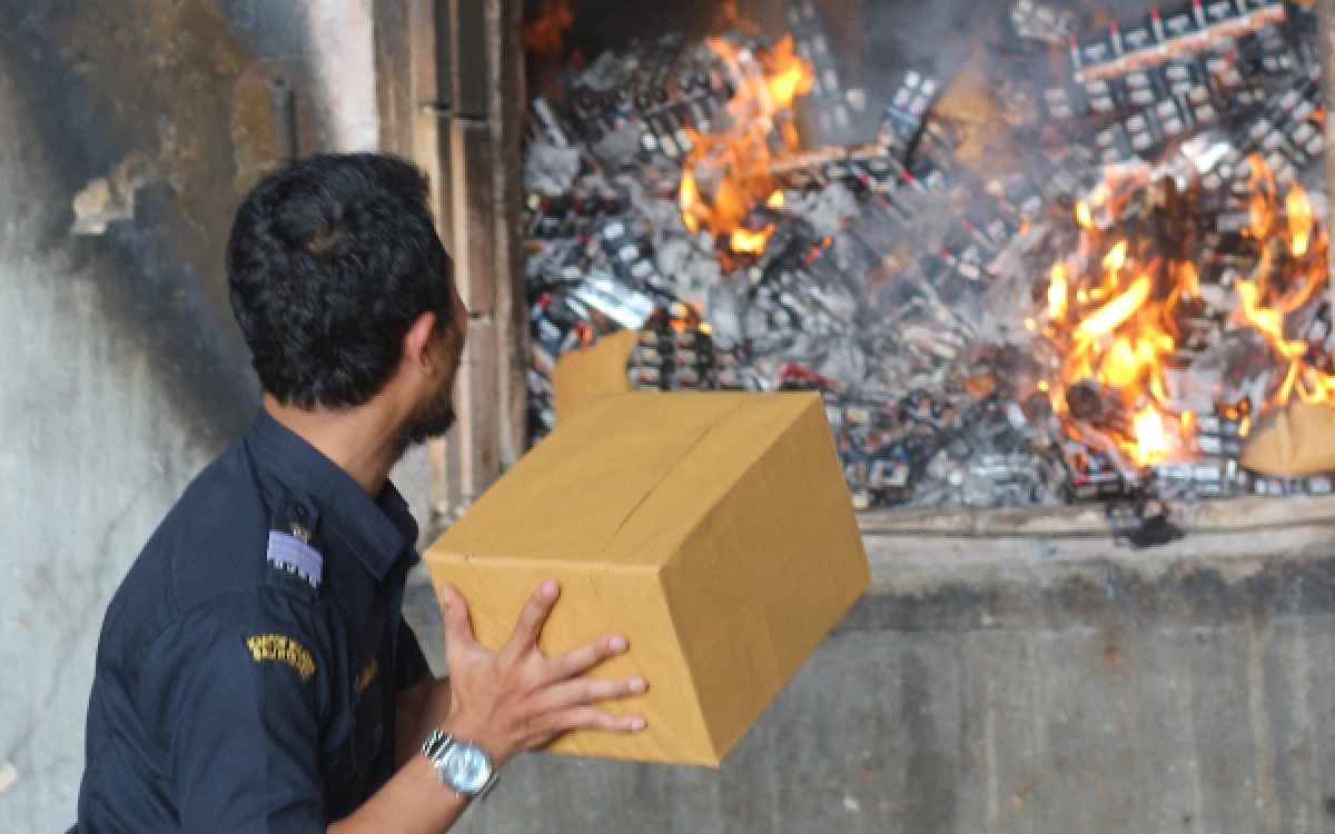 Thumbnail Berita - Bea Cukai Malang Gagalkan Peredaran 13 Juta Rokok Ilegal dan Ribuan Liter Minol Sepanjang Semester I 2026