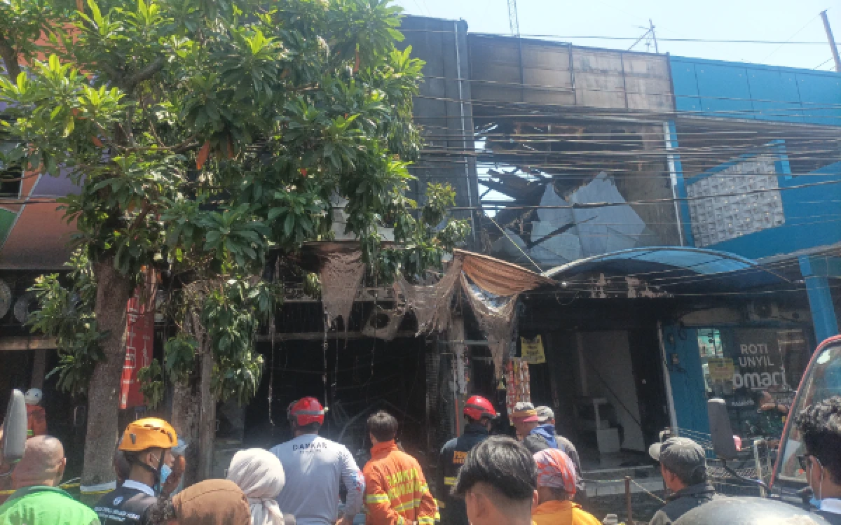 Foto Kondisi toko kelontong serta ruko di sebelahnya yang ikut terdampak kebakaran di Jalan Raya Tidar Kecamatan Klojen Kota Malang, Selasa, 22 September 2026 (Foto : Kukuh/Ketik)