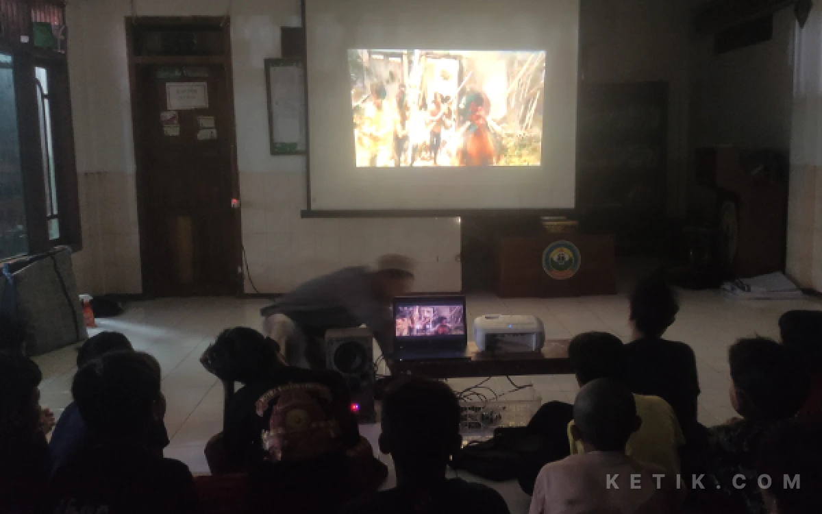 Thumbnail Berita - Nobar Film Perjuangan, Cara Ponpes Mansyaul Huda 02 Tuban Tanamkan Nasionalisme Santri di HUT ke-81 RI