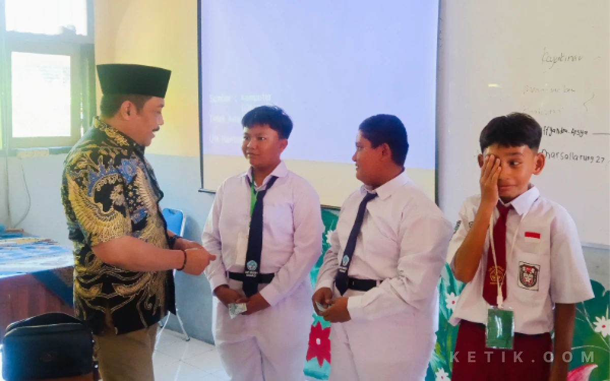 Foto Ketua Komisi D DPRD Sidoarjo berbincang dengan murid-murid baru peserta MPLS di SMPN 1 Sidoarjo. (Foto: Fathur Roziq/Ketik.com)