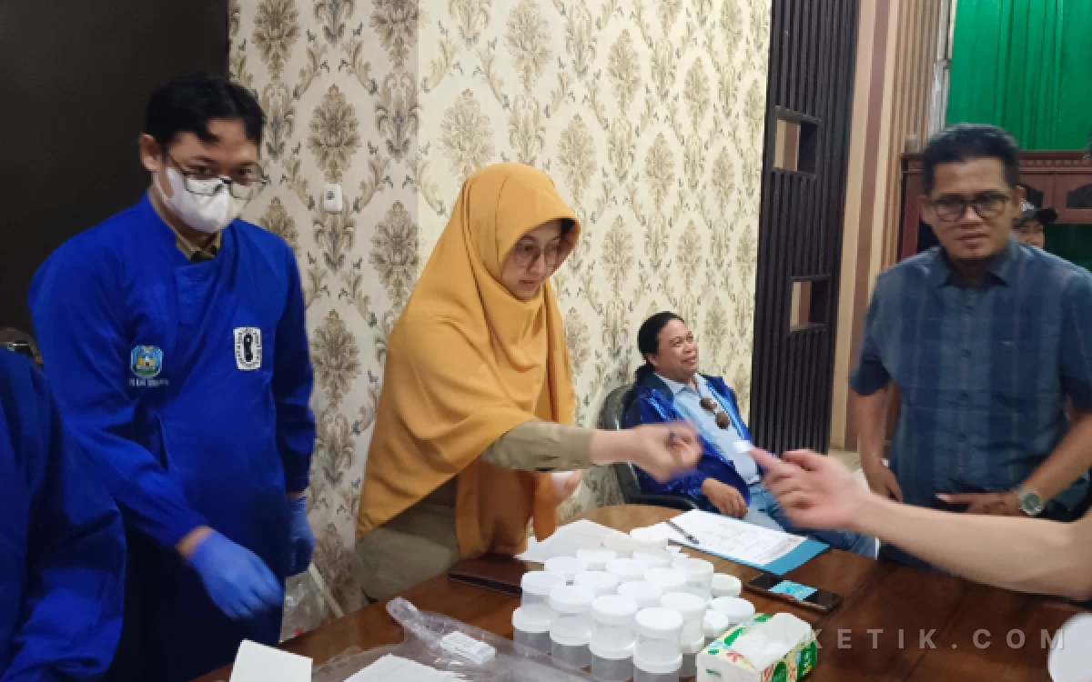 Thumbnail Berita - Anggota DPRD Situbondo Jalani Tes Urine Usai Oknum Legislator Tertangkap Terkait Narkoba