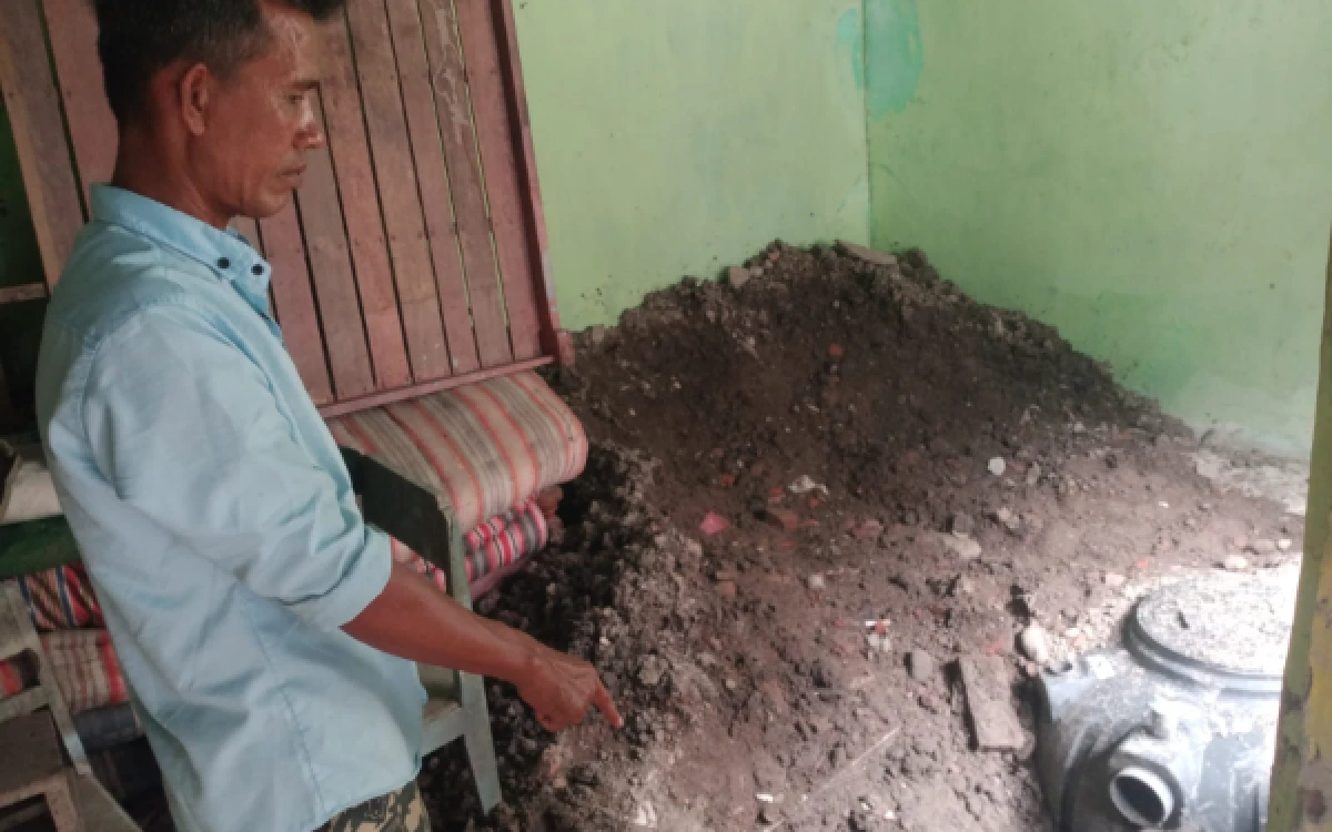 Thumbnail Berita - Pekerjaan Terhenti dan Bangunan Baru Rusak, Warga Debong Lor Keluhkan Proyek Sanitasi APBD Kota Tegal