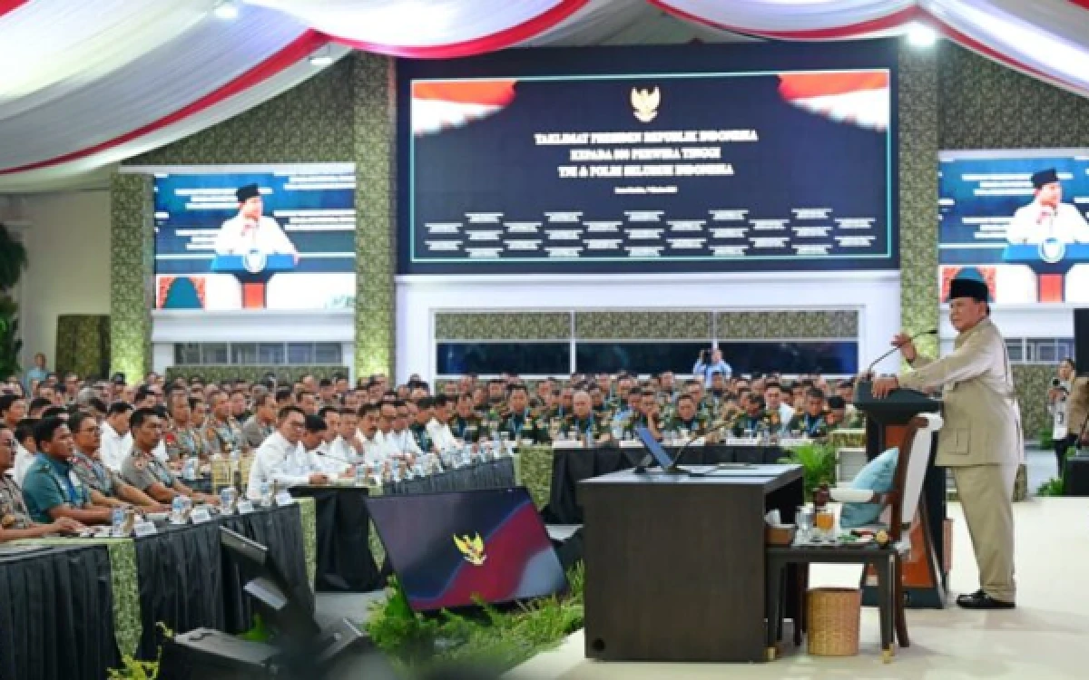 Thumbnail Berita - Prabowo Beri Taklimat kepada 800 Perwira Tinggi TNI-Polri di Istana