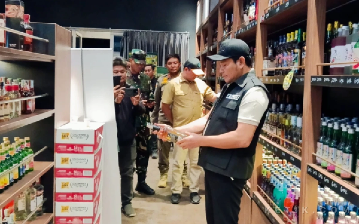 Thumbnail Berita - Bupati Subandi Sidak Toko Miras, 624 Botol Miras Jutaan Rupiah Disita