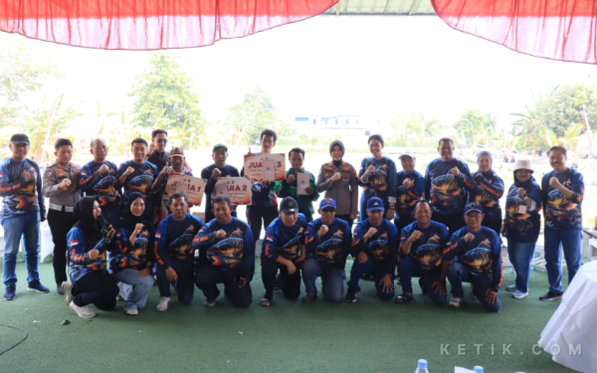 Foto Kapolres Bojonegoro AKBP Yenni Diarty, Wakil Bupati Bojonegoro Nurul Azizah, Ketua MUI Bojonegoro KH. Alamul Huda, Ketua Bojonegoro Kampung Pesilat (BKP) Wahyu Subakdiono, Ketua Persatuan Wartawan Indonesia (PWI) Bojonegoro Sasmito Anggoro, para pejabat utama Polres Bojonegoro, komunitas ojek online, insan pers, mahasiswa, perwakilan perguruan silat, hingga berbagai elemen masyarakat lainnya. Foto Sukiman ketik)



Suasana keakraban begitu terasa sejak kegiatan dimulai. Momentum semakin hangat ketika Wakil Bupati Bojonegoro Nurul Azizah bersama Kapolres AKBP Yenni Diarty