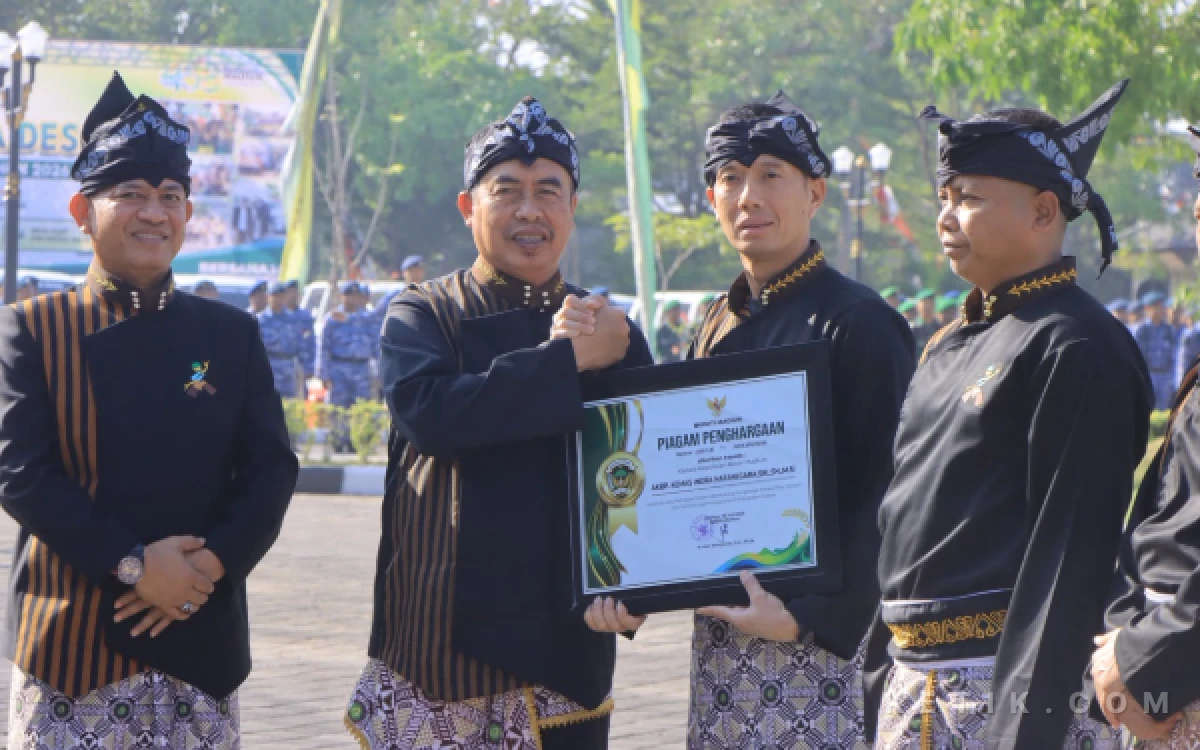 Thumbnail Berita - Komitmen Jaga Kondusivitas Kabupaten Madiun, Kapolres Madiun Terima Penghargaan dari Bupati