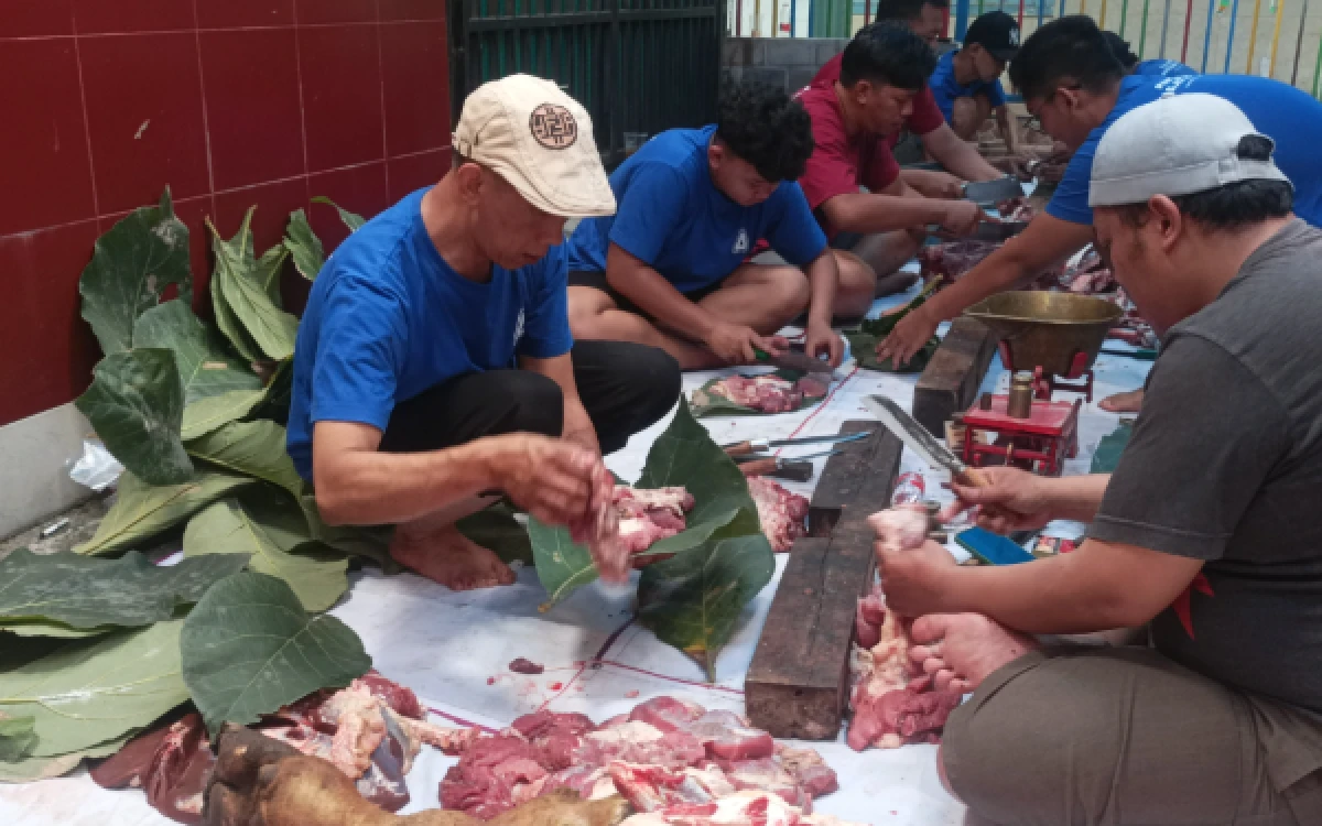 Thumbnail Berita - Harga Kantong Plastik Kian Mahal, Panitia Masjid di Kota Malang Bungkus Daging Kurban Pakai Daun Jati