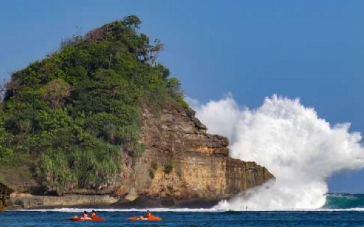 Thumbnail Berita - Hidden Gem Malang Selatan, Intip Pesona Pantai Gatra yang Menakjubkan