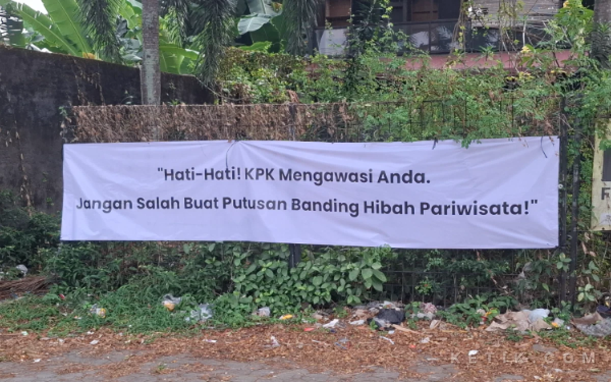 Thumbnail Berita - Muncul Spanduk "Awas Main Mata" di Depan Pengadilan Tinggi Yogyakarta Jelang Putusan Banding Sri Purnomo