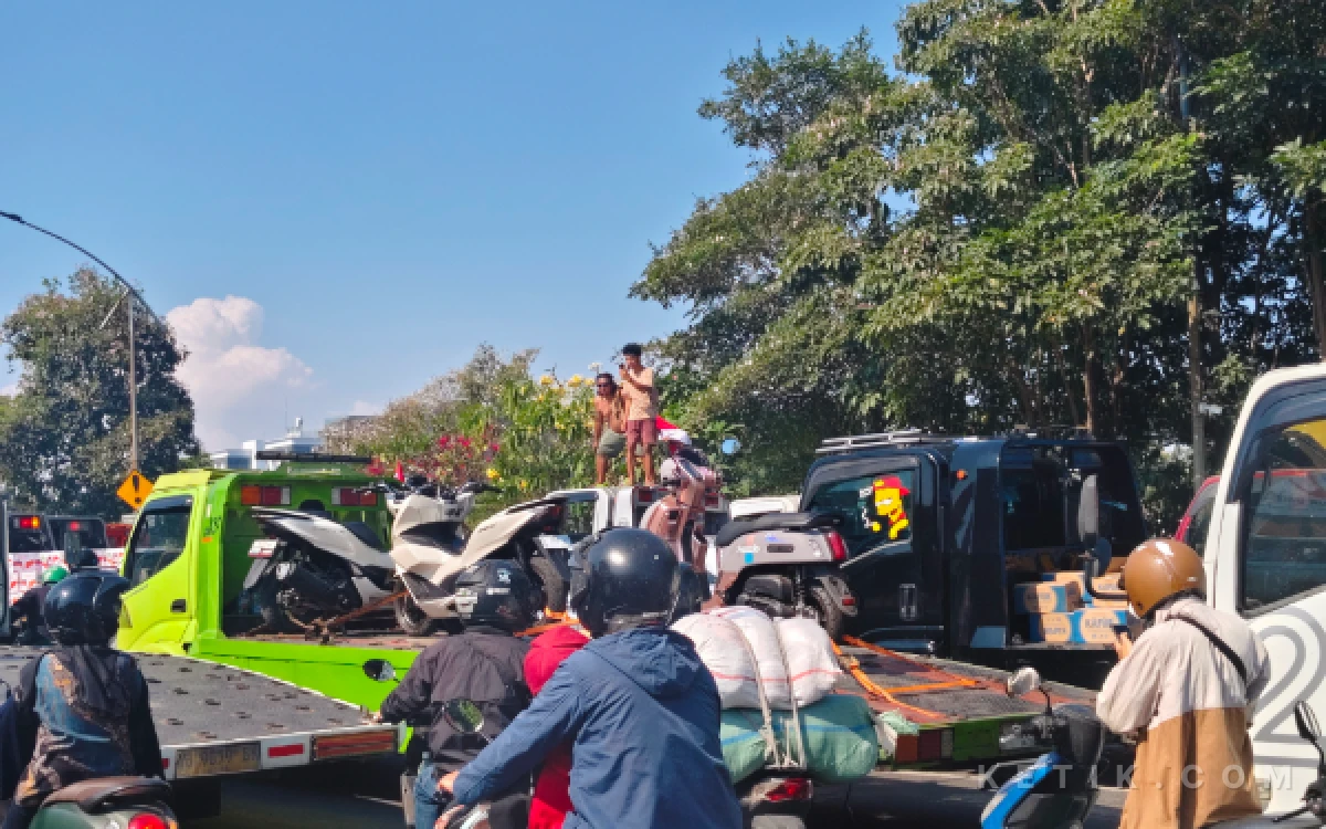 Thumbnail Berita - Barcode Solar Subsidi Dituntut Dihapus, Ratusan Sopir Truk Demo hingga Bikin Surabaya Macet