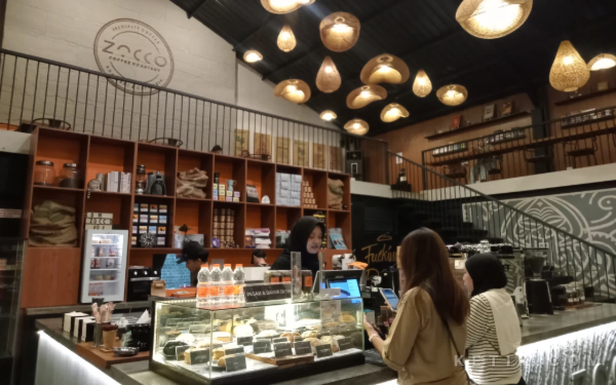 Foto Vibe Zocco Coffee Roastery saat melayani pengunjung. (Foto: Aliyah/Ketik.com)