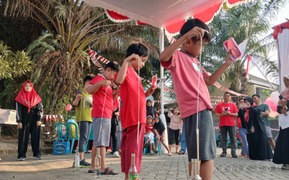 Thumbnail Berita - Tak Lupakan Sejarah, Warga Cemorokandang Ajarkan Makna Kemerdekaan Lewat Lomba 17-an
