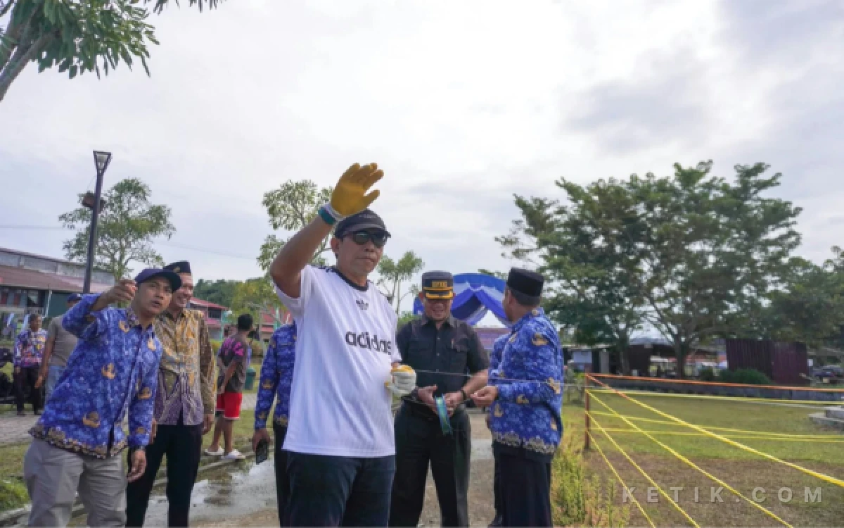 Foto Bupati Simeulue turun langsung ke arena lapangan terbuka untuk menerbangkan salah satu layang-layang peserta. Kamis, 01 Oktober 2026. (Helman/Ketik.com)
