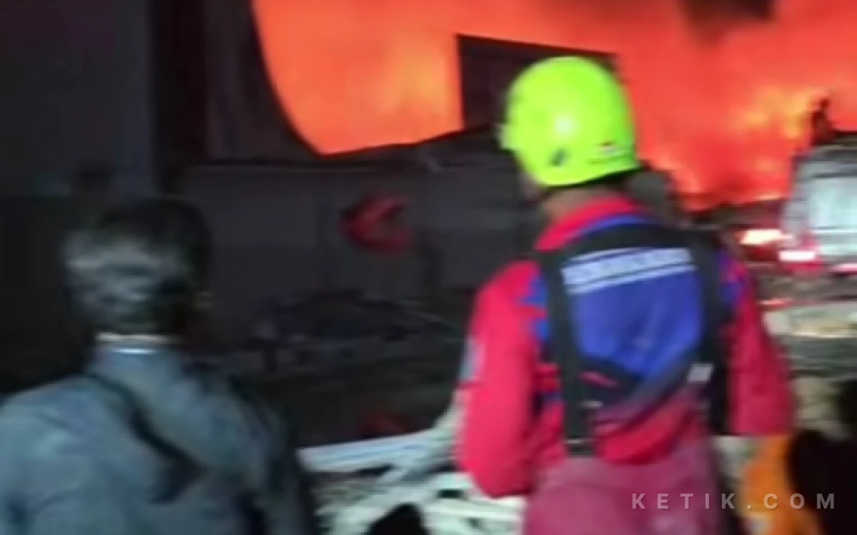 Thumbnail Berita - Gudang Limbah Sepatu di Brebes Terbakar Hebat, 8 Unit Damkar Dikerahkan