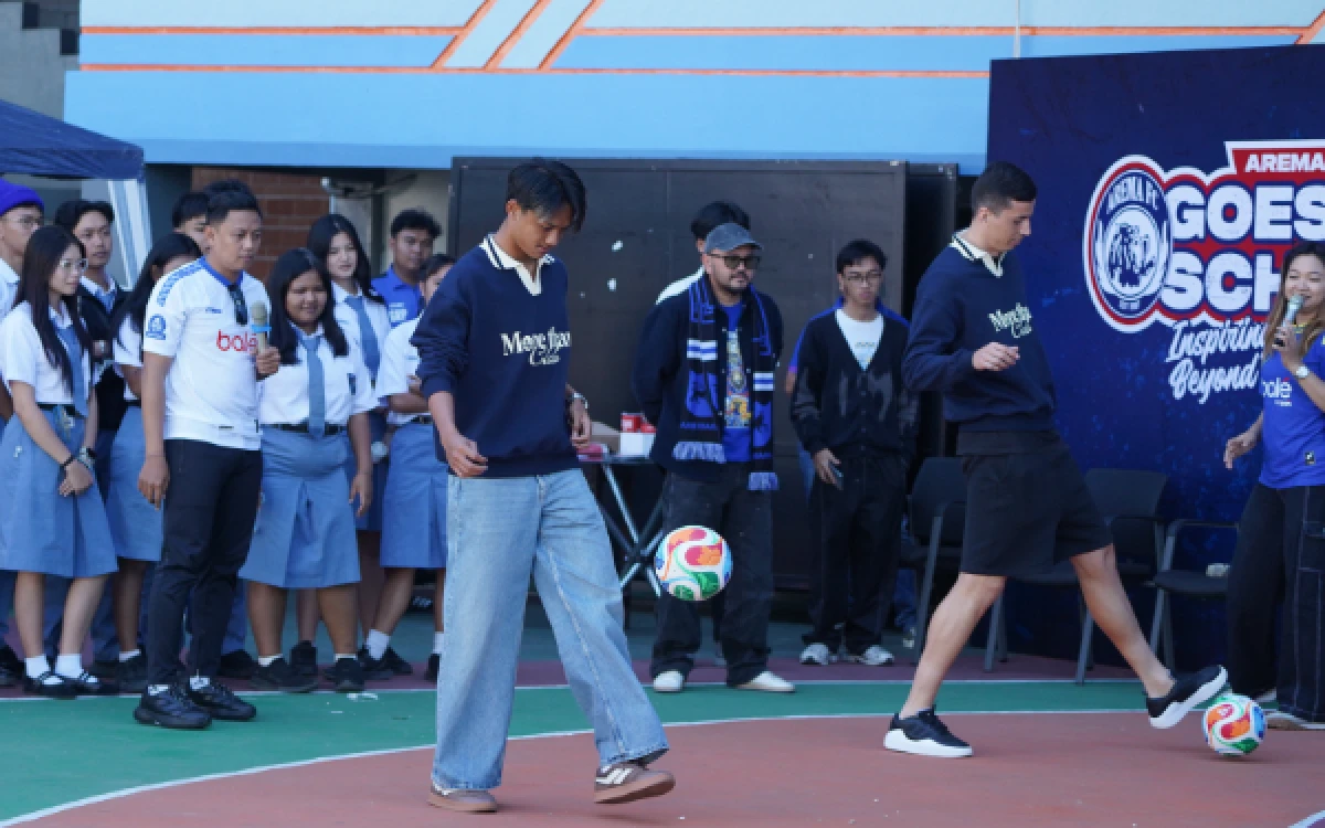 Thumbnail Berita - Arema Goes to School: Dua Pemain Arema FC Datangi SMAK Santa Maria Kota Malang