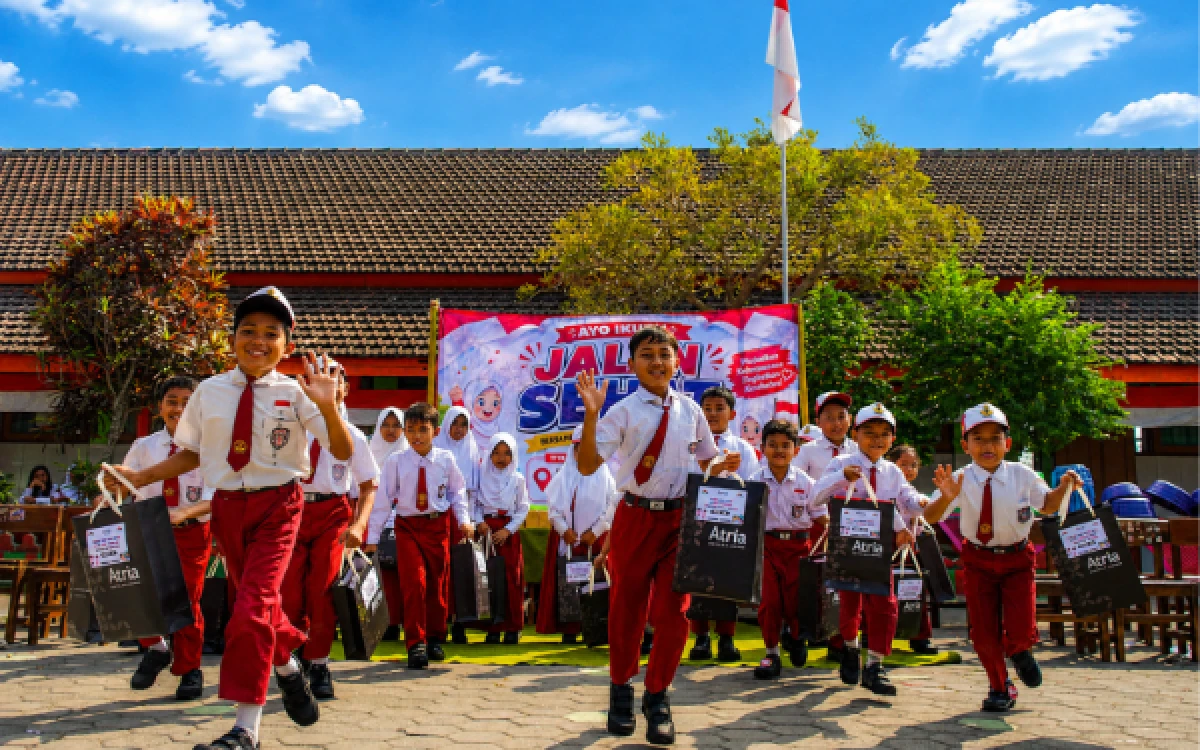 Thumbnail Berita - Peringati HUT ke-81 Kemerdekaan RI, Atria Hotel Malang Gelar Aksi Kepedulian Salurkan Sepatu Kepada Siswa SDN 2 Sumberpasir