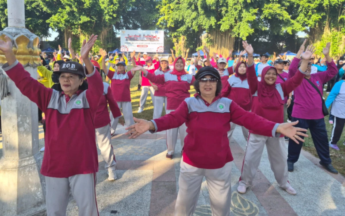 Foto Sehat itu dimulai dari langkah sederhana. Ratusan peserta Prolanis penuh semangat mengikuti rangkaian kegiatan dalam rangka HUT ke-58 BPJS Kesehatan di Sleman.  (Foto: BPJS Slmn for Ketik.com)