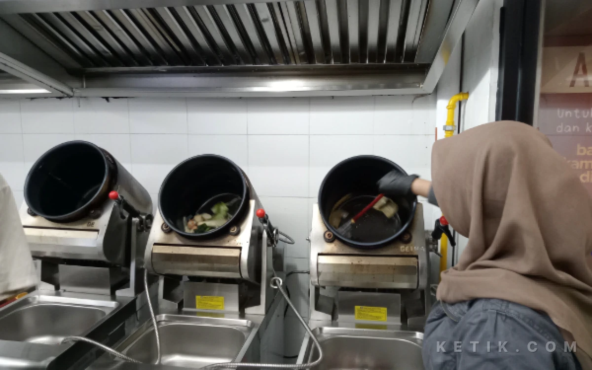 Thumbnail Berita - Setumpuk Stirfry Hadir di Kota Malang, Sajikan Oseng Unik dengan Robot dan 6 Bumbu Nusantara