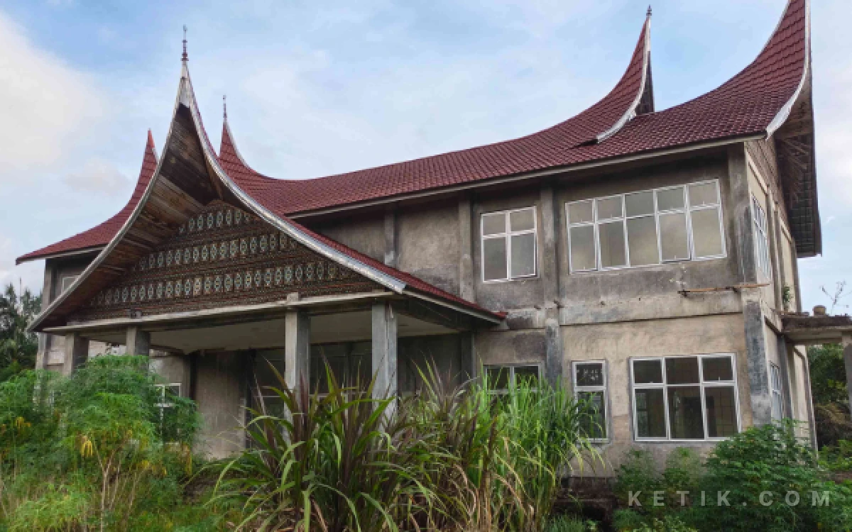 Thumbnail Berita - Kantor Camat Rp3 Miliar di Pasbar Mangkrak 7 Tahun, Penghibah Tanah Kecewa Bangunan Tak Kunjung Dipakai